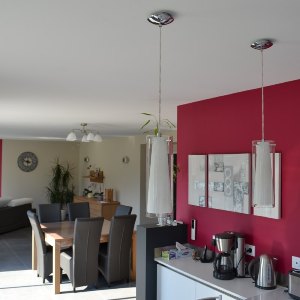 ANTOINE Peinture : Peinture murs et plafond d'un séjour cuisine ambiance LEVIS velour rouge framboise.